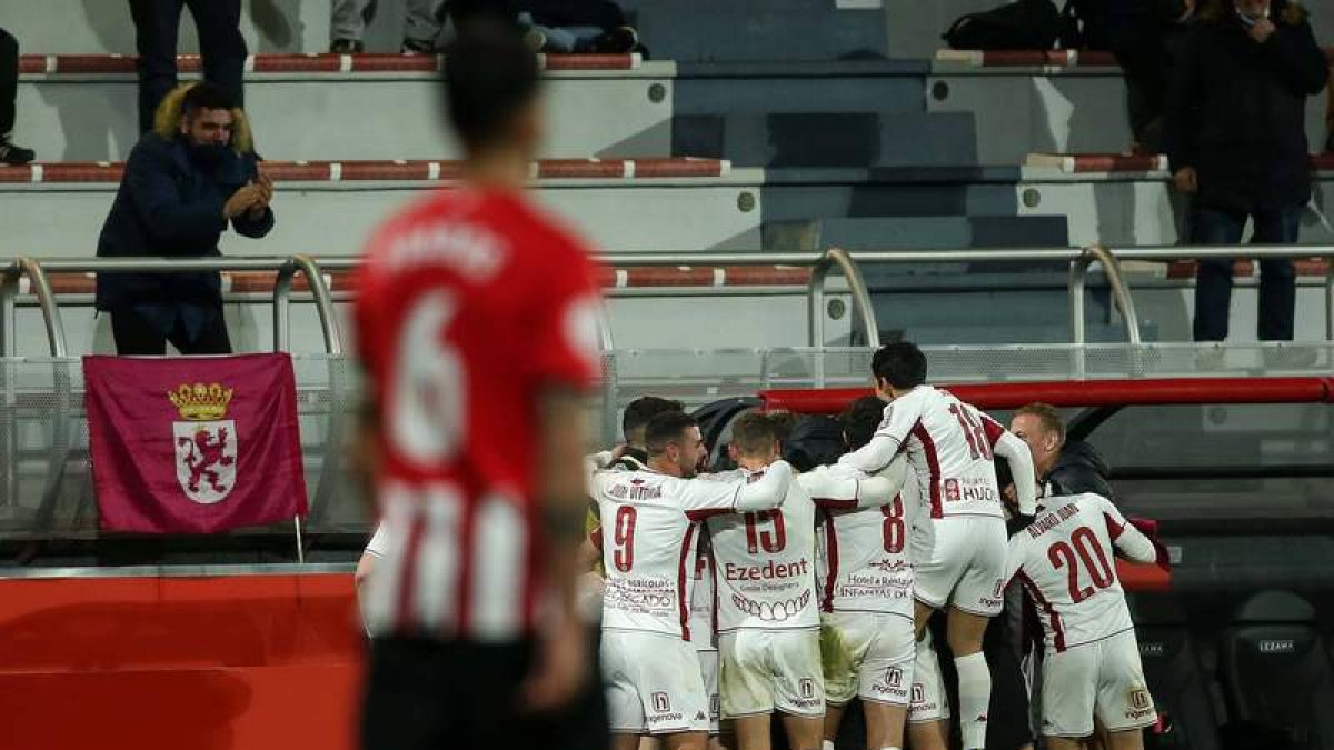 Los jugadores de la Cultural celebran el gol del canterano Rodri que dio el triunfo al conjunto leonés ante un Bilbao Athletic que se había adelantado. BORJA GUERRERO