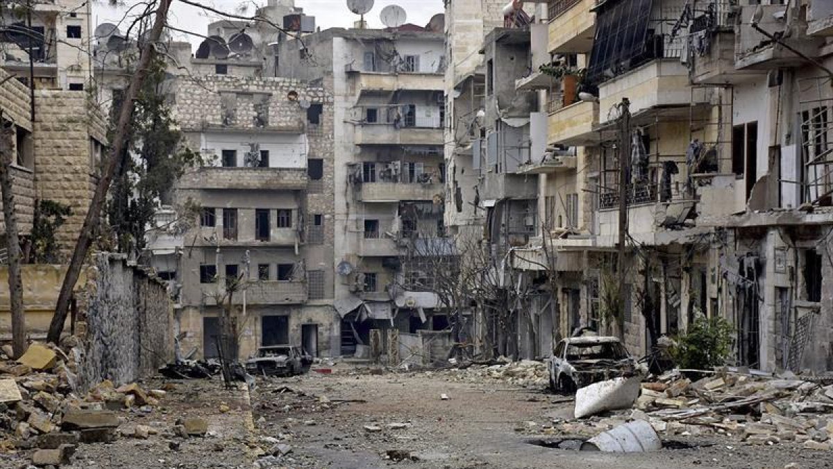 Fotografía facilitada por la Agencia Árabe Siria de Noticias (SANA) que muestra a los daños en los edificios del distrito de Al Sukari y Ansari de Alepo, ayer.