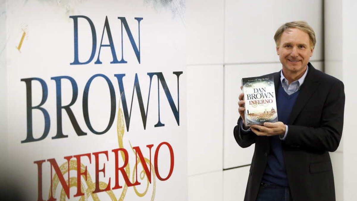 El estadounidense Dan Brown posa en la presentación de ‘Inferno’ en la Biblioteca Nacional.