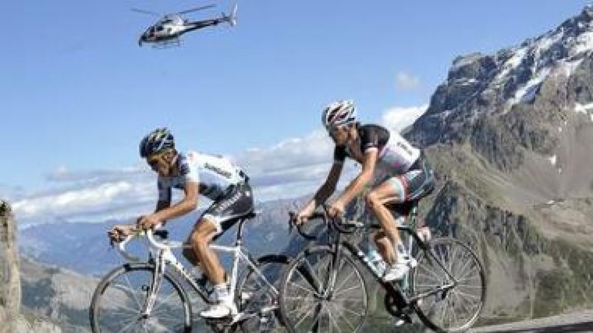 Frank Schleck rueda detrás de Alberto Contador, que no encontró su ritmo de pedaleo.