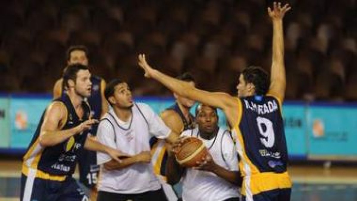 Seawright, con el balón, se ejercitó con sus compañeros para asimilar los esquemas de juego.