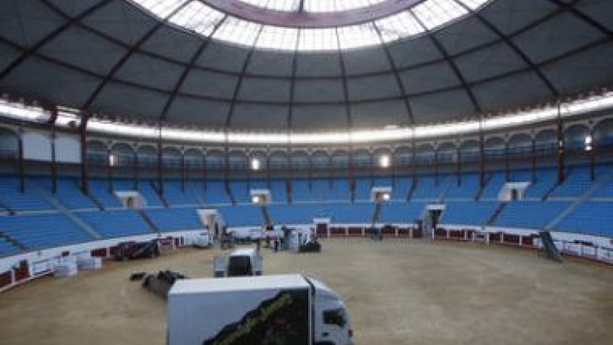 La infraestructura del Freestyle comenzó a instalarse ayer en la plaza de toros.