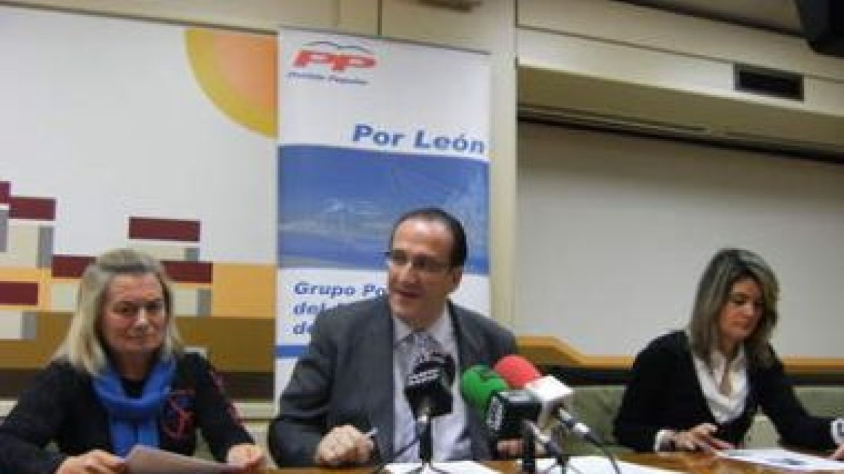 Tomasa Santos, Luis Nogal y María José Alonso, en rueda de prensa.