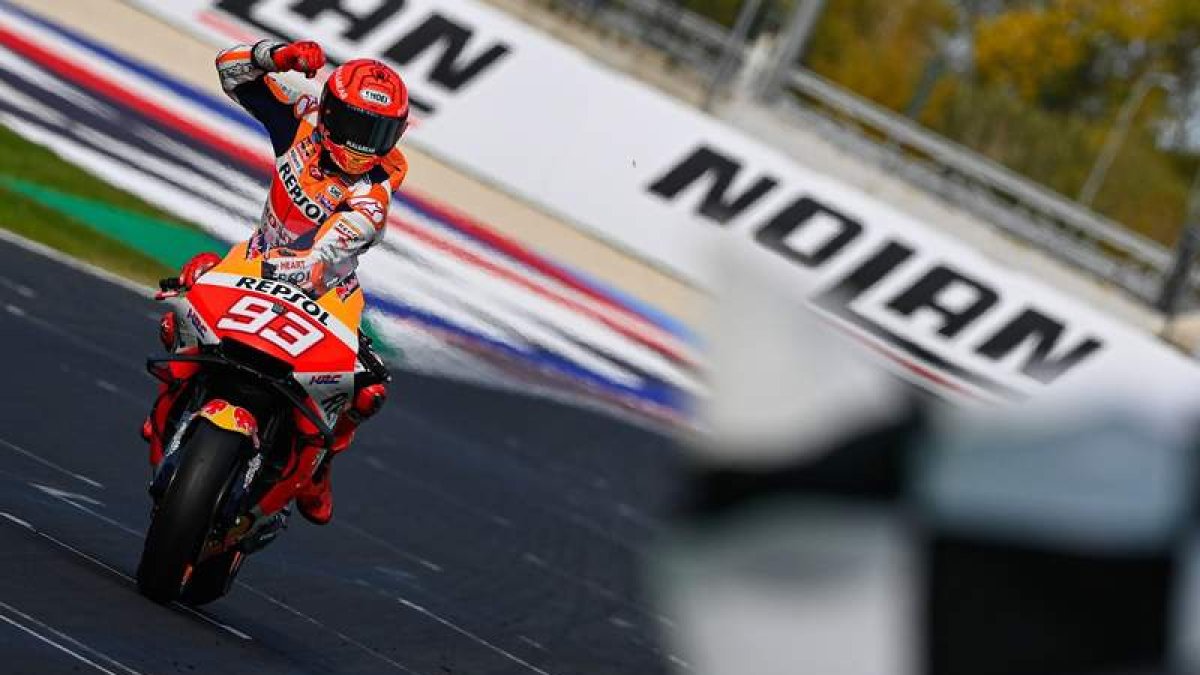 Marc Márquez celebra su triunfo en el circuito italiano de Misano por delante de Espargaró. DORNA