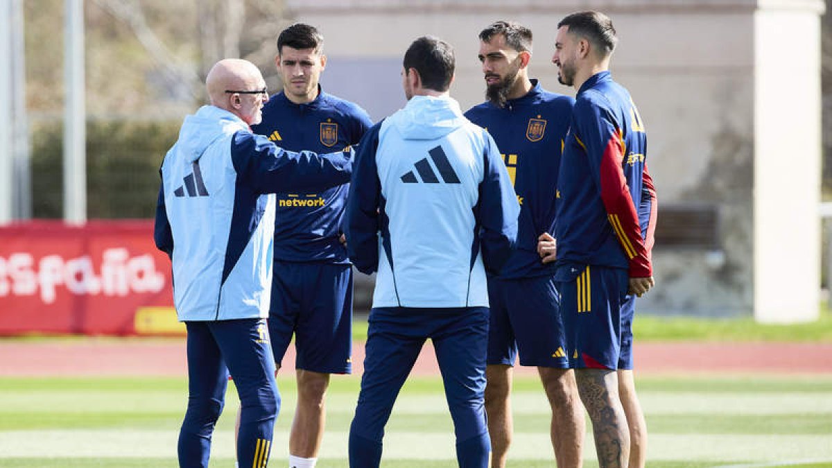 De la Fuente conversa con varios jugadores en un momento del entrenamiento de ayer. PABLO GARCÍA