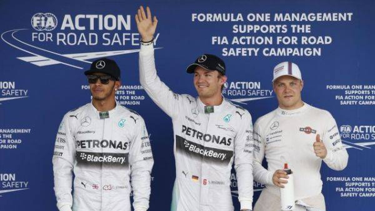 Nico Rosberg, flanqueado por Lewis Hamilton y Valtteri Bottas, celebra su 'pole' de Suzuka.