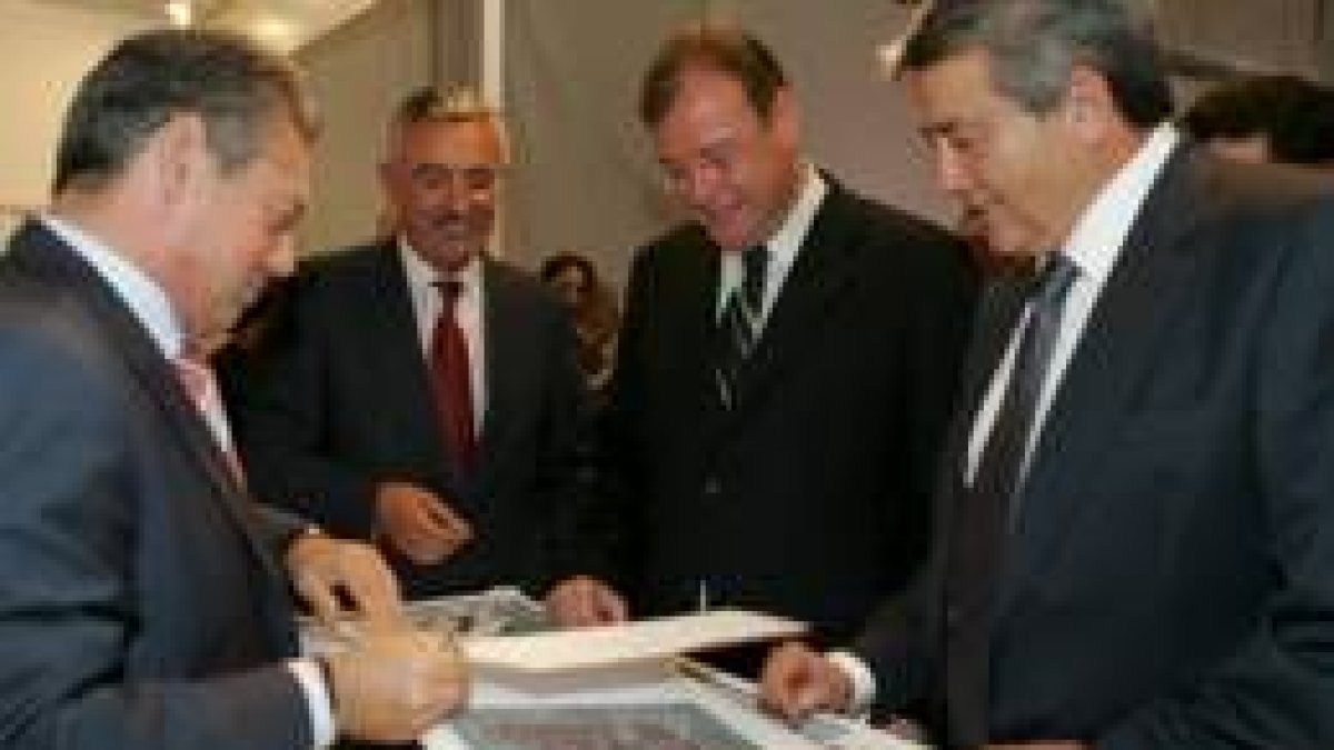 Silván y Miguel Martínez, durante la visita al stand del Diario de León