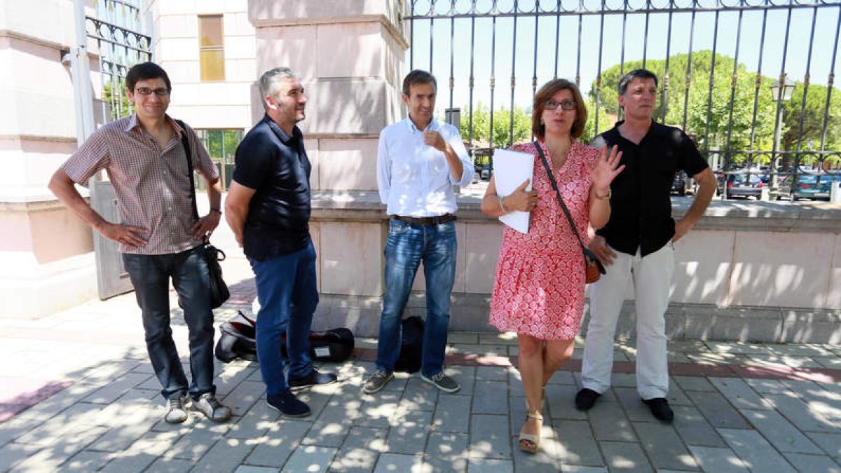 Los representantes de los municipios abandonan la Presidencia de la Junta tras reunirse con Herrera