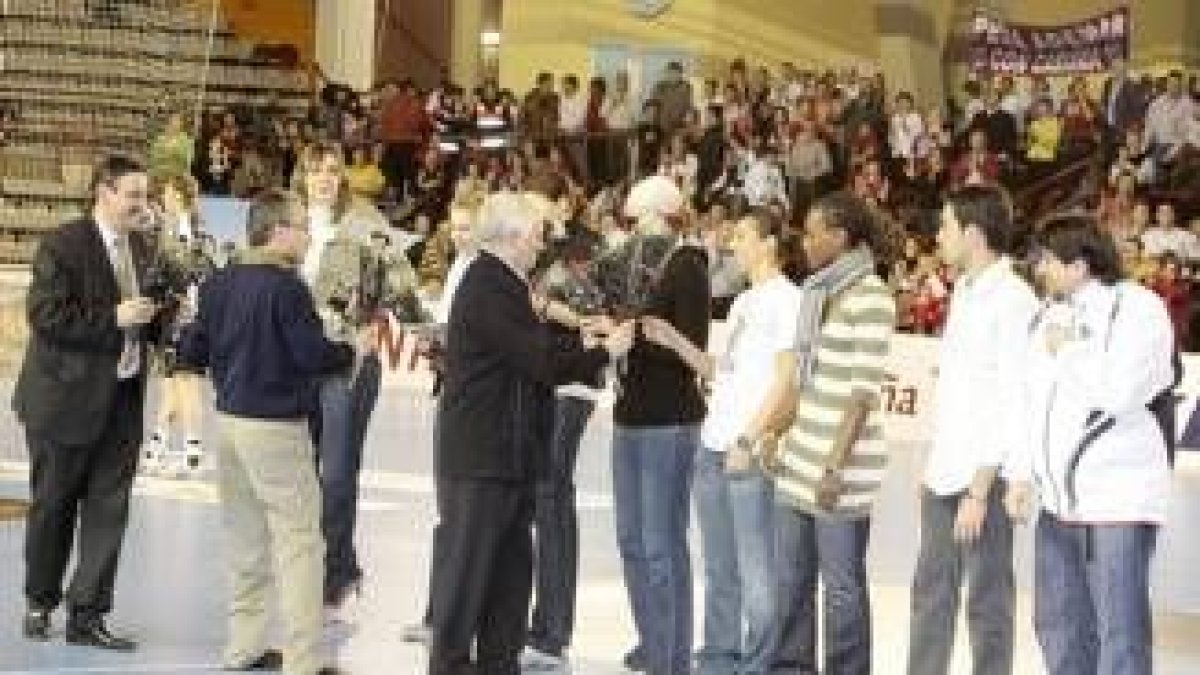 En el descanso se homenajeó al San José por la plata en la Copa de la Reina