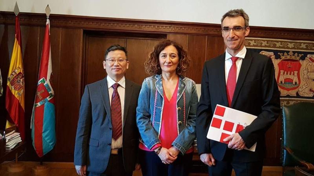 Un momento del acto de ayer con la delegación china. ANA F. BARREDO