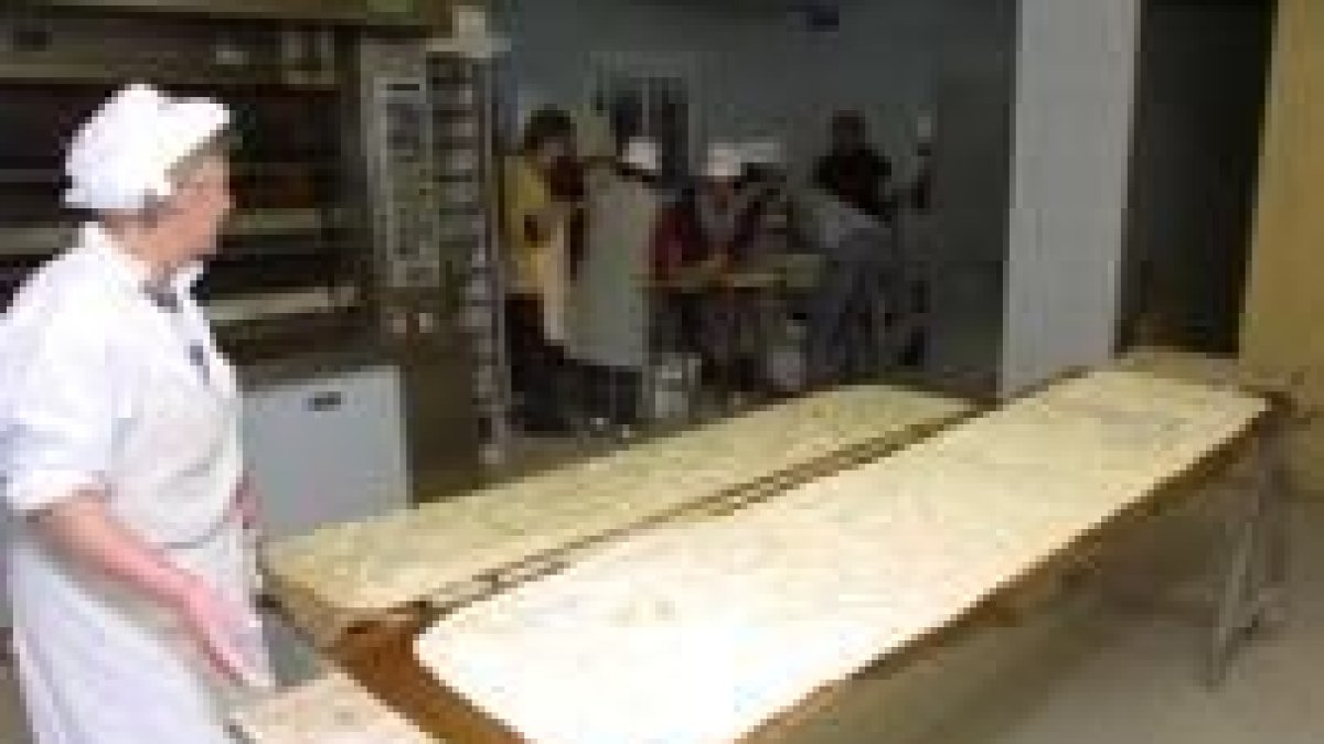 Las vecinas de Villaverde fueron las encargadas de realizar la masa de la macroempanada