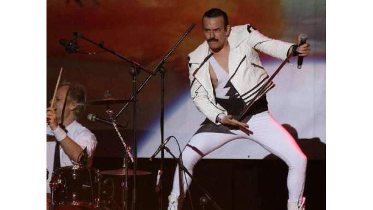 El médico Jorge Busetto como Freddie Mercury. DL