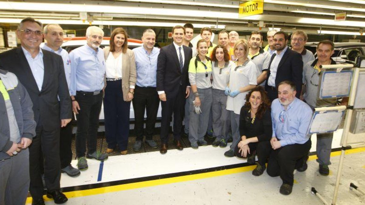 Albert Rivera durante la visita de hoy a la planta de Opel en Figueruelas (Zaragoza).