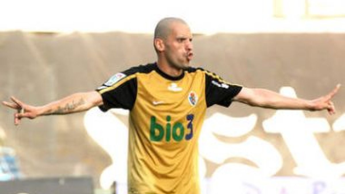 Yuri, muy silbado en Vigo por su pasado en el Pontevedra, celebra el tanto del empate.