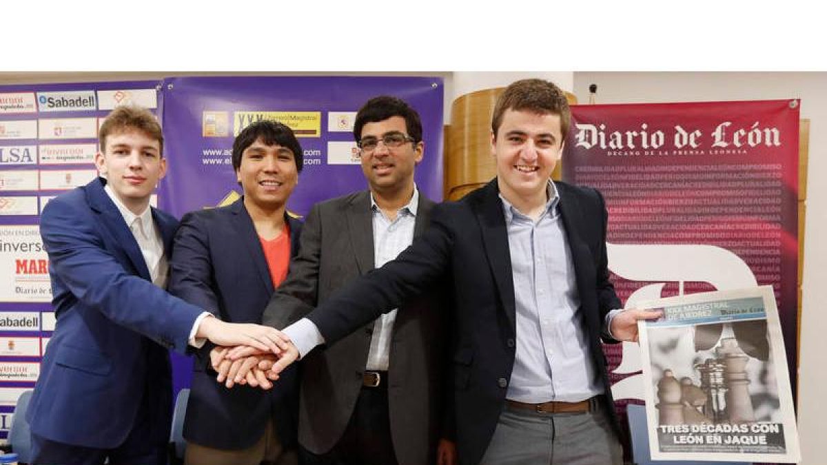Jan Krzysztof Duda, Wesley So, Vishy Anand y Jaime Santos con el extra del Magistral de Diario de León en el Club de Prensa del Decano de la prensa leonesa. JESÚS