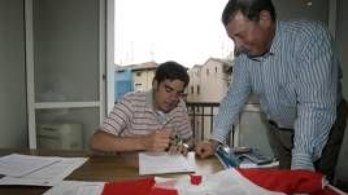 Alberdi firma ayer su contrato con el Logroñés tras irse de la Cultural