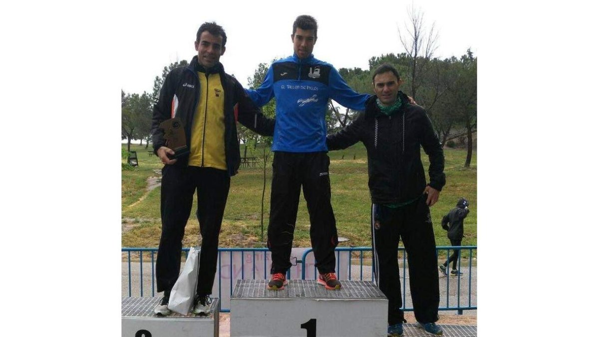 Eduardo Valcarce en lo más alto del podio junto a Ortiz y Alonso. DL