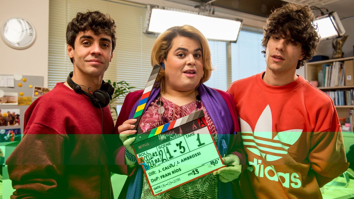 El actor Brays Efes, entre Javier Ambrossi y Javier Calvo, en la grabación de Paquita Salas, de Netflix.