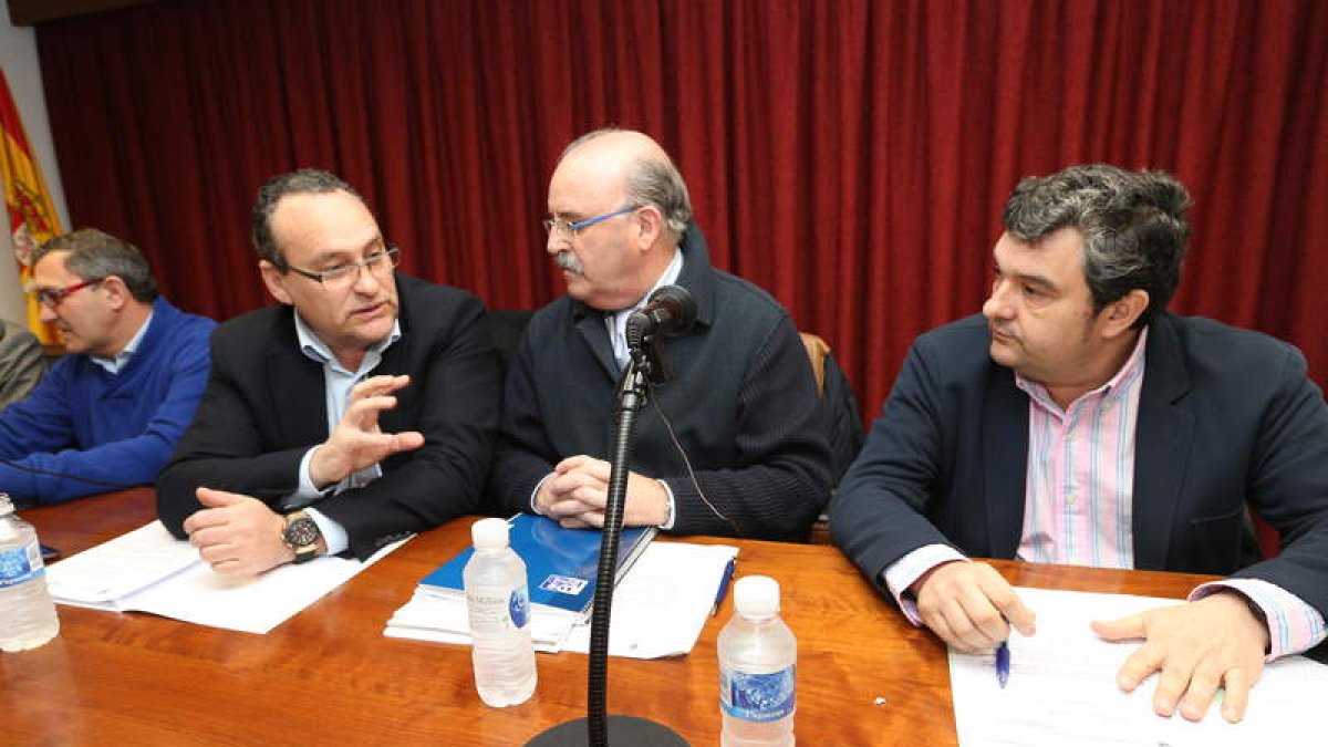 El presidente del Consejo habla ayer noche en el Pleno con Emilio Cubelos y José Luis Ramón.