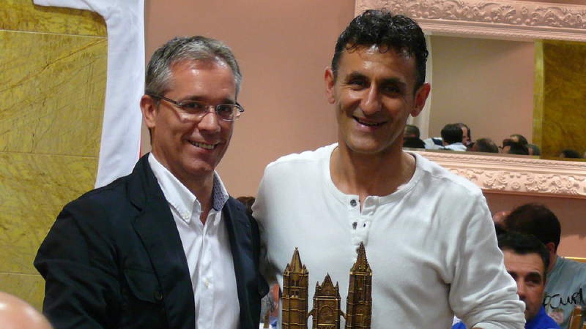 La Robla recoge el trofeo de campeón de Liga.