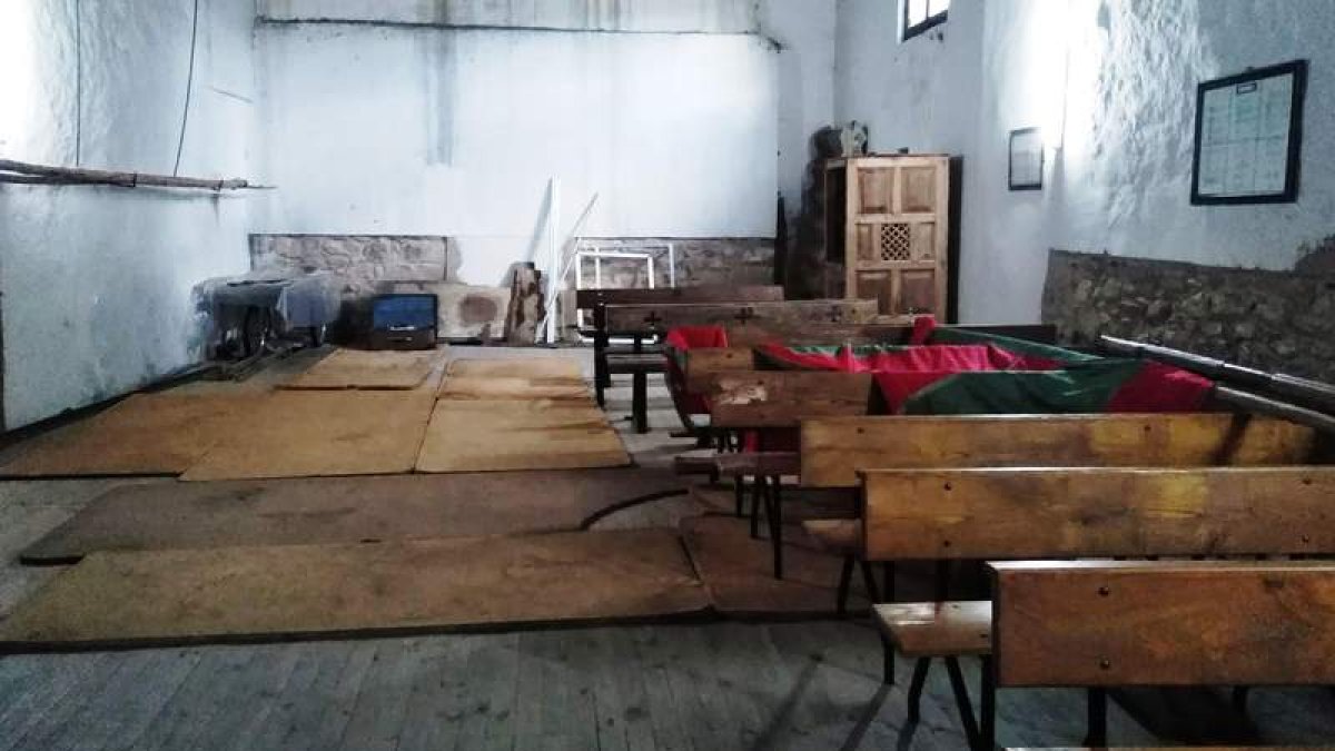 Estado en el que se encuentra el suelo de la iglesia, con tablones de madera sobrepuestos. M. Á. CEBRONES