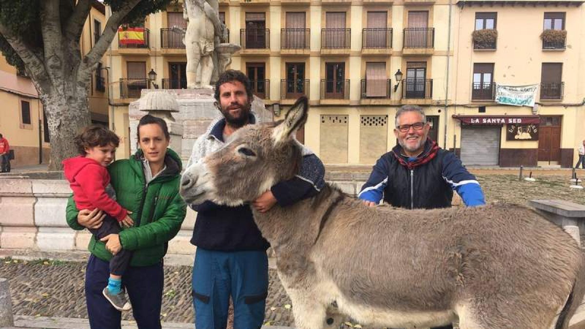 Mariano y su familia posan en la plaza del Grano, donde duerme. FOTO CIENTO VOLANDO