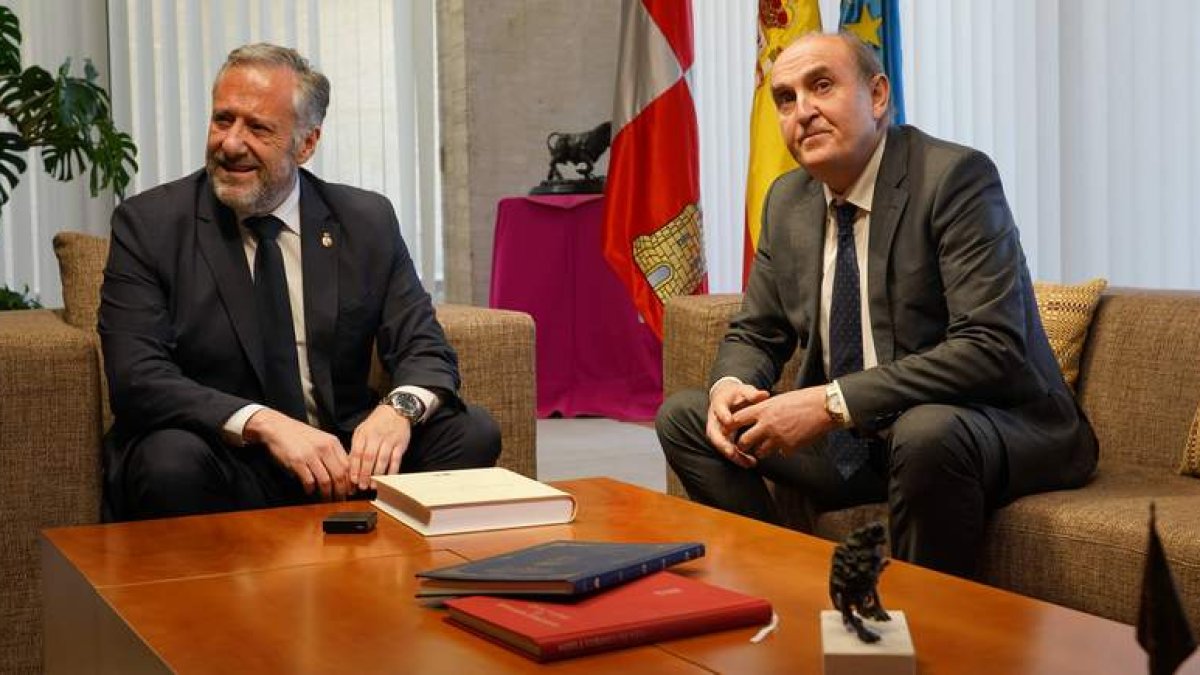 El presidente de las Cortes, Carlos Pollán, y el Procurador del Común, Tomás Quintana. MIRIAM CHACÓN