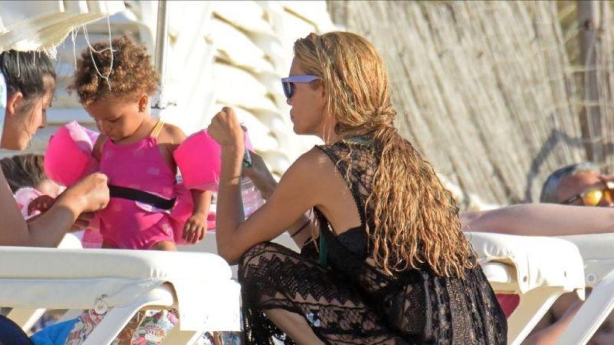 Ester Cañadas, con su hija en Formentera.