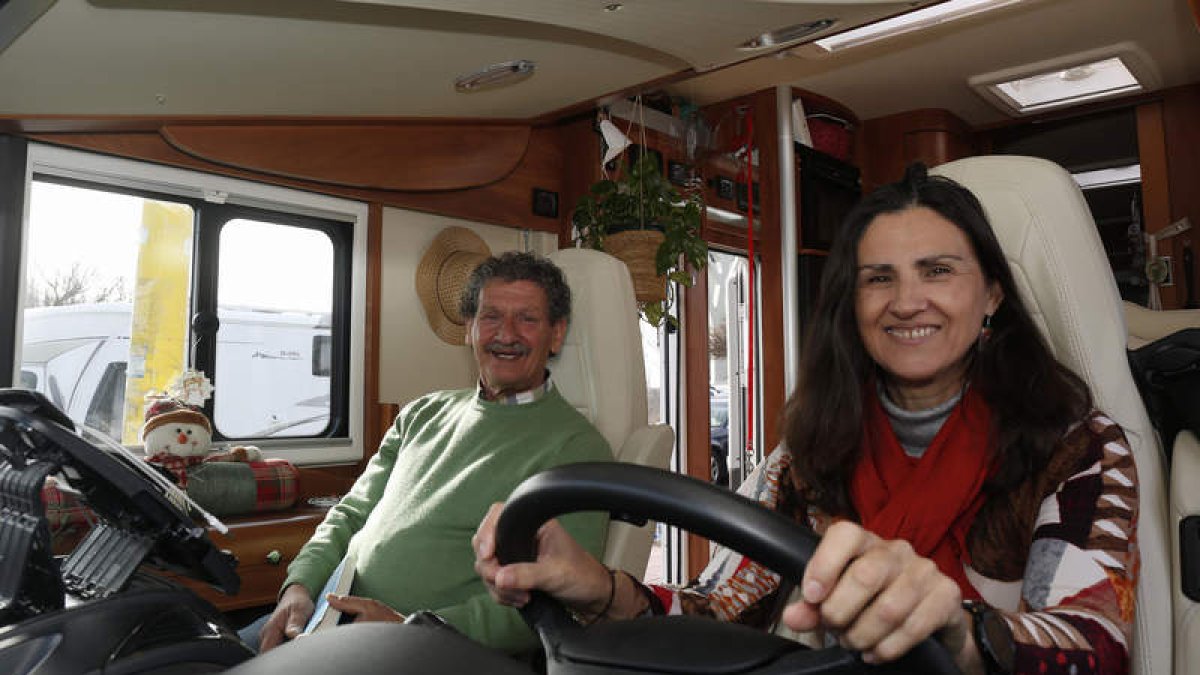 Michael Künstler y Susana Menéndez, en la autocaravana en la que viajan. FERNANDO OTERO