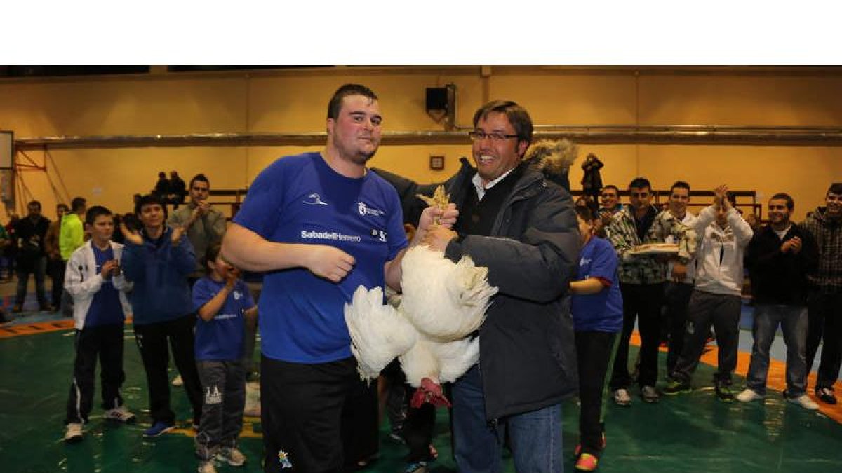 ‘Caberín’ alzó en La Robla el último gallo (2013), tercero consecutivo ribereño.