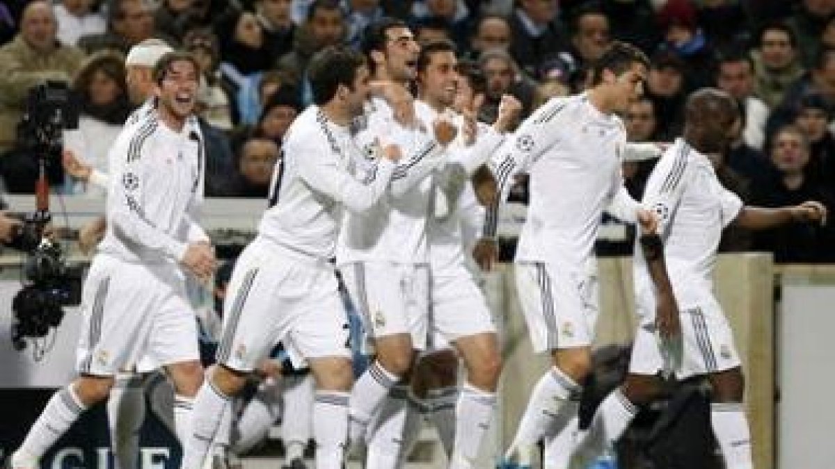 Los jugadores madridistas celebran el segundo gol al Marsella obra del defensa Albiol.