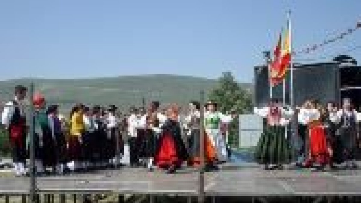 El grupo de danzantes de Nogares animó la fiesta