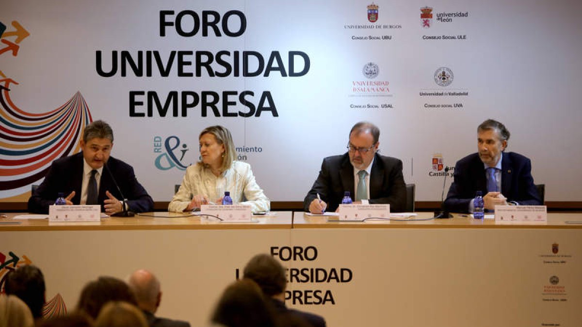 El Foro con los consejeros de Economía, Pilar del Olmo, y Educación, Fernando Rey. LETICIA PÉREZ