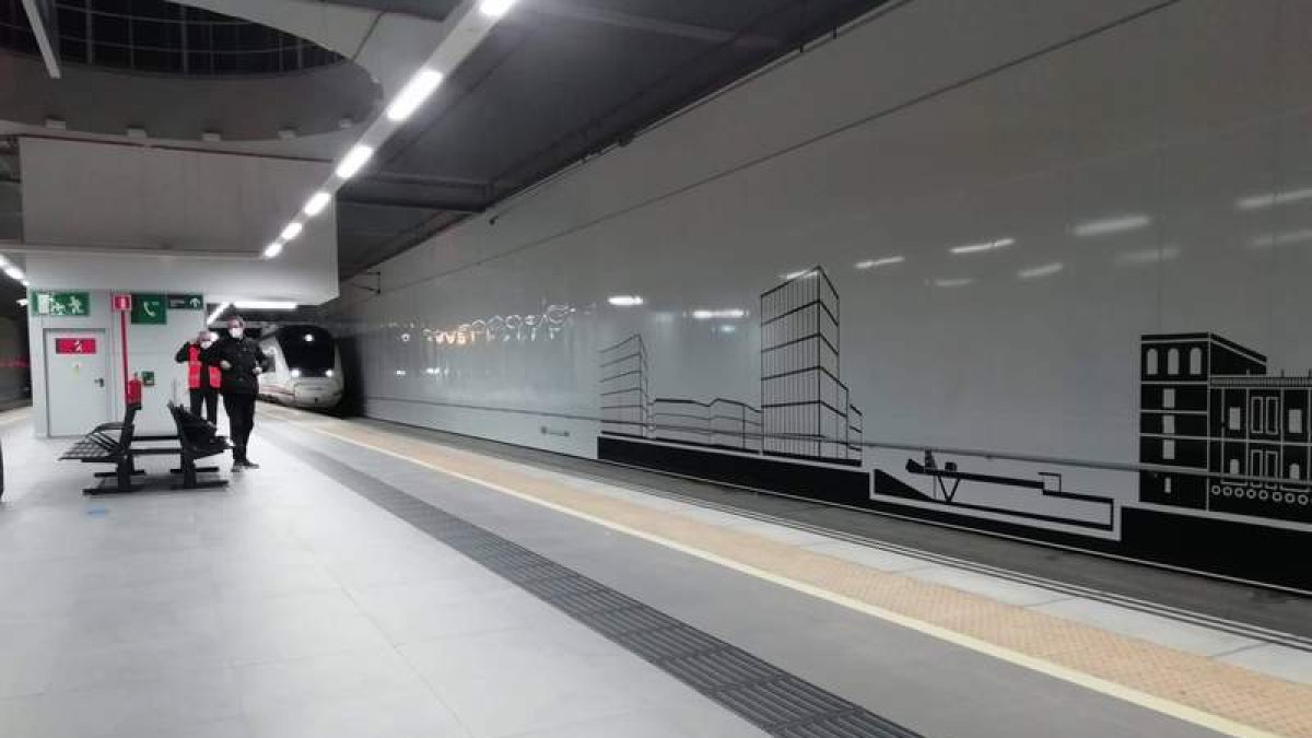 Llegada del tren con destino a Ponferrada a la estación de León, el pasado jueves. DL
