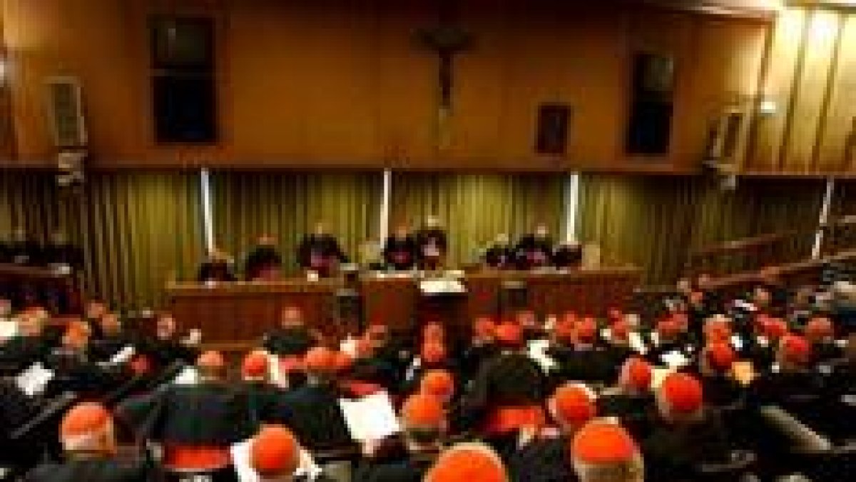 Los cardenales durante la reunión de ayer en el Vaticano