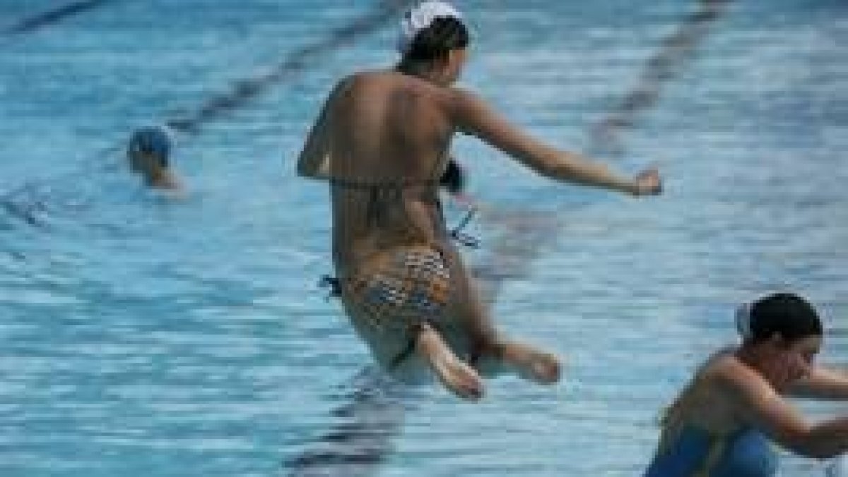 Los jóvenes bañistas fueron los más madrugadores de la temporada