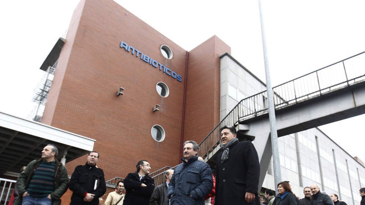 Un grupo de trabajadores de Antibióticos se concentró ayer ante la fábrica.