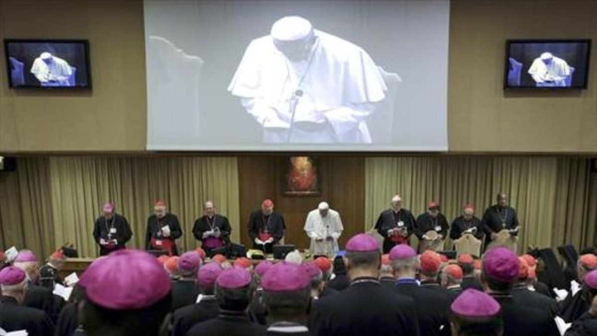Sesión 8 El Papa preside una sesión del sínodo de la familia, el pasado día 5.