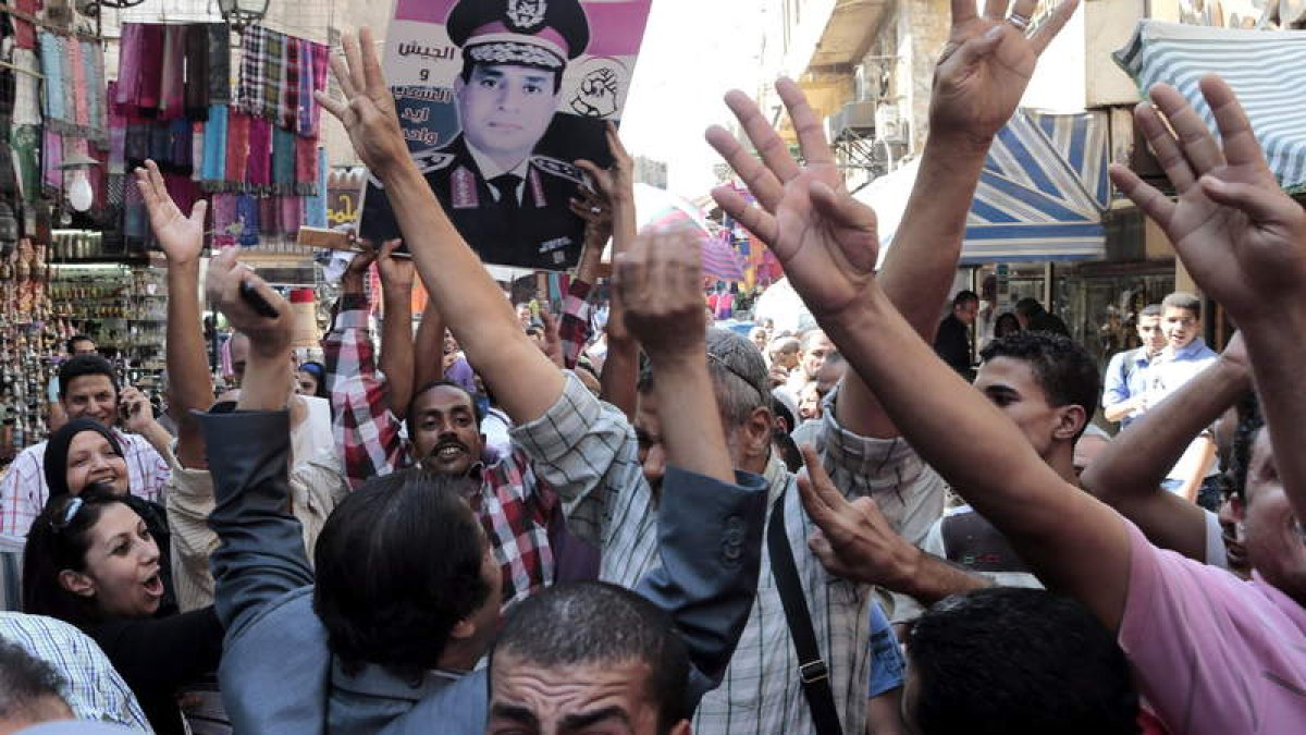 Una multitud apoya al depuesto presidente Mursi en una protesta ayer en El Cairo.