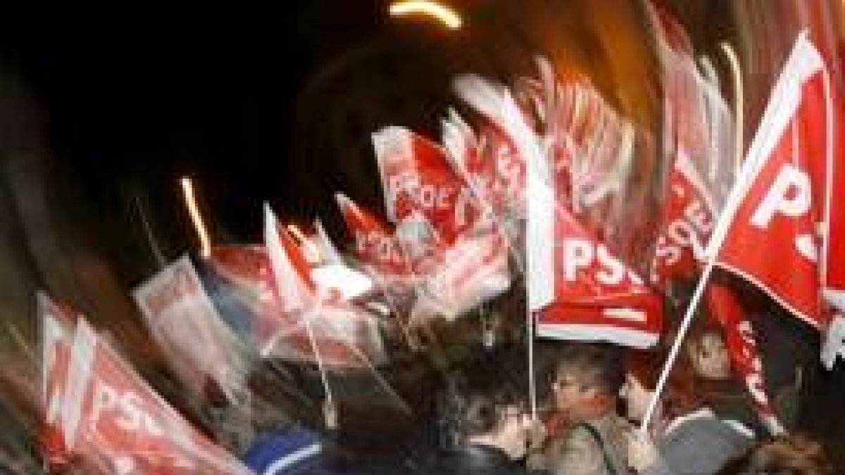 Cientos de simpatizantes socialistas expresaron su alegría en la sede de Ferraz
