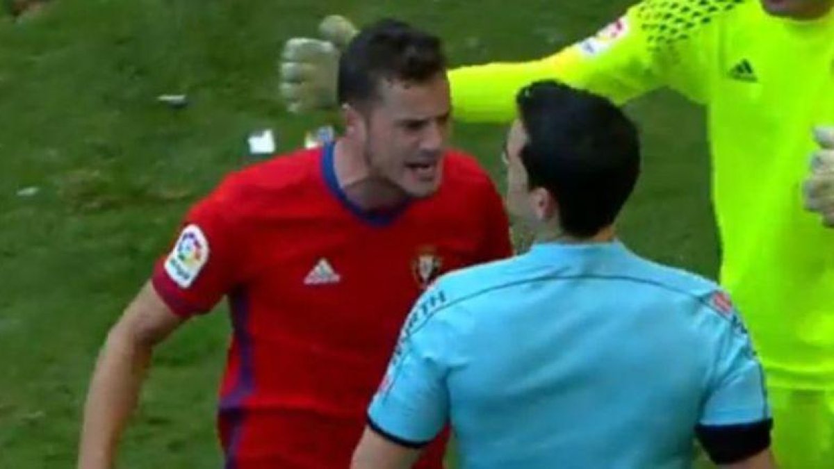 Oriol Riera no acabó nada contento con la actuación arbitral del partido que enfrento a su Osasuna ante el Sevilla.
