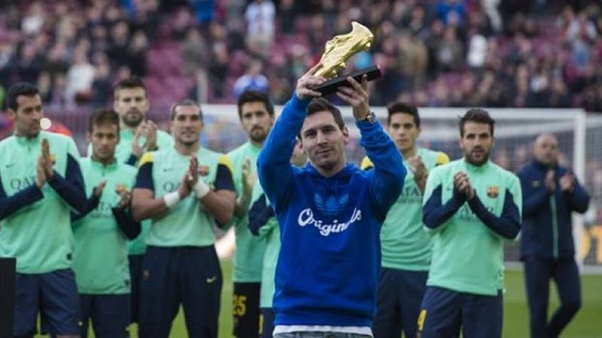 Messi ofrece la Bota de Oro, la tercera de su palmarés, al público del Camp Nou antes del Barça-Granada.