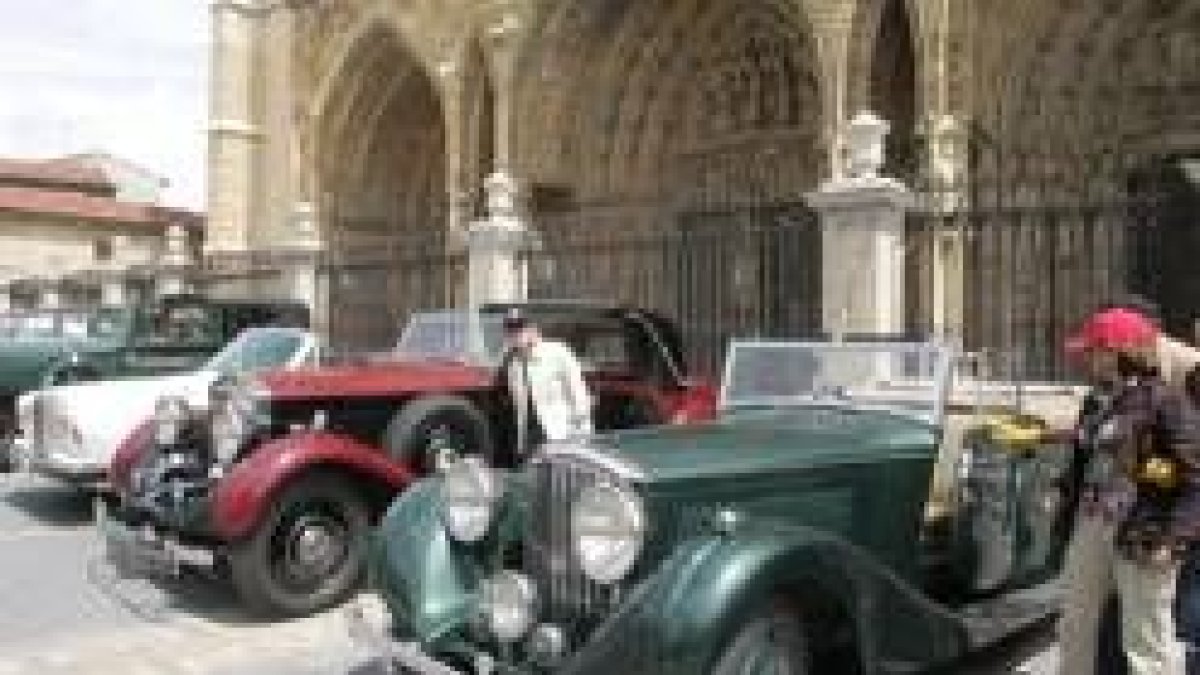 Los automóviles, en la plaza de la Catedral, en León