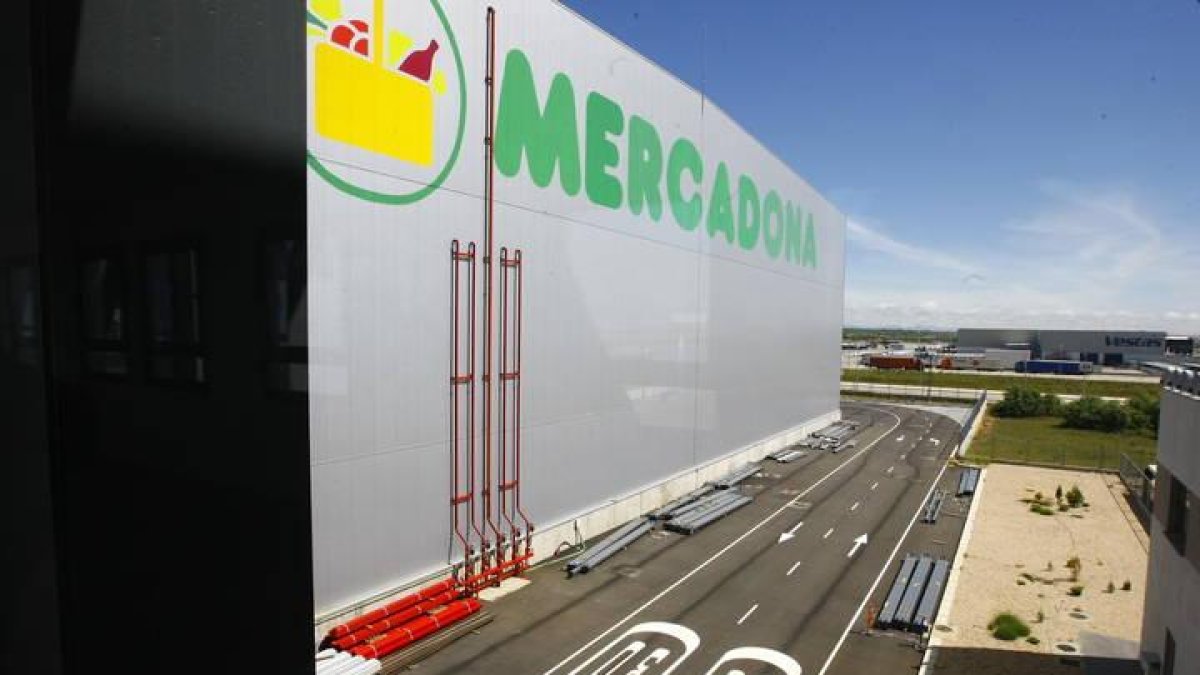 Vista exterior de las instalaciones de la planta logística de Mercadona en Villadangos