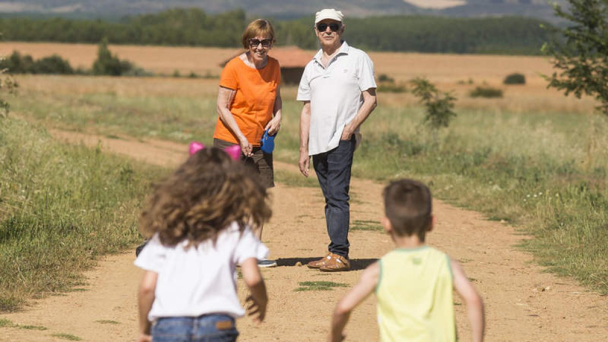 Julia y Justo pasan mes y medio del verano en casa de su hija en un pueblo de León para ayudar a conciliar y disfrutar de sus únicos nietos. FERNANDO OTERO