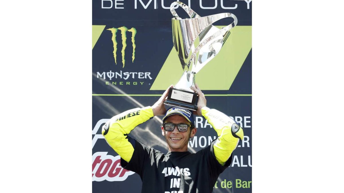 Rossi en el podio con la camiseta en homenaje a Salom. DALMAU