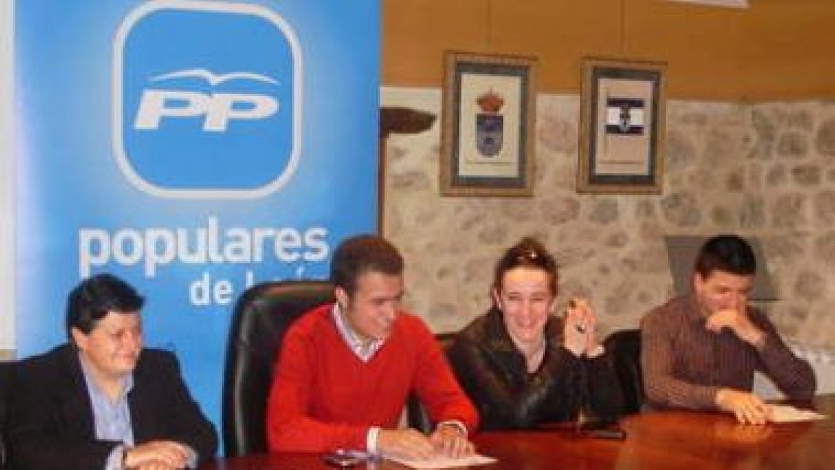 Diego Suárez (segundo por la izquierda) preside la Comisión de Juventud del PP.