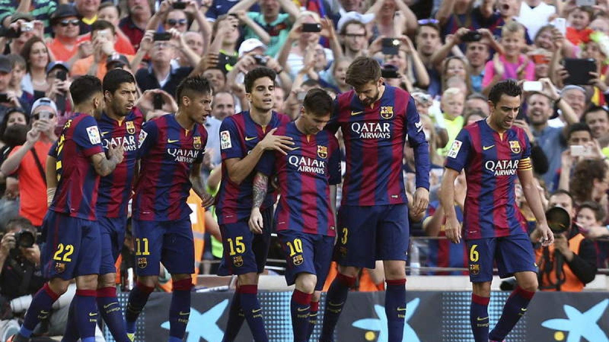 Los jugadores del Barça, con Messi y Neymar, celebran el gol del brasileño a la Real.