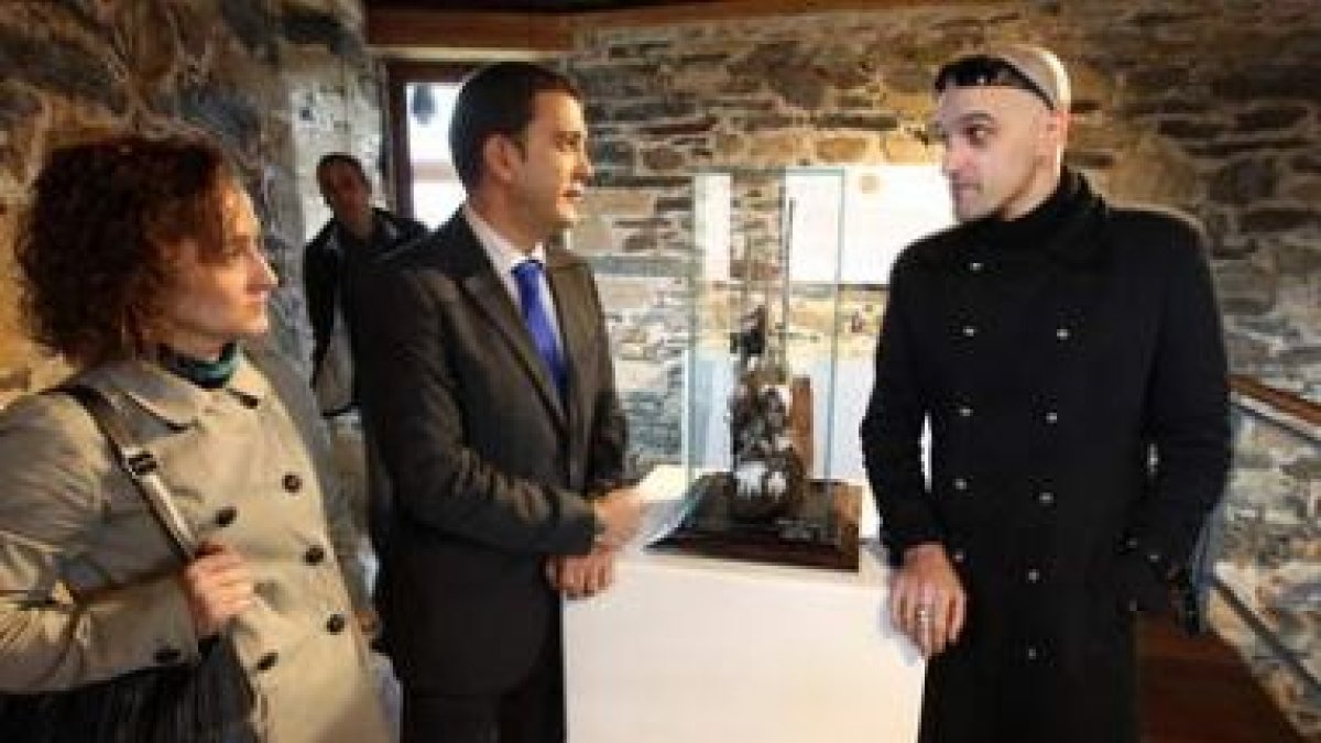 Téllez y Riesco conversan con Óscar Tahoces, con su diorama en el medio y la vitrina del proceso con