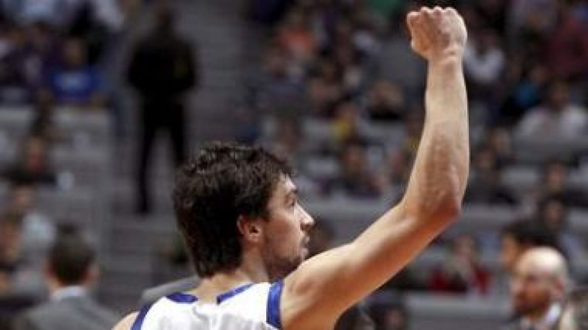 El base del Real Madrid Sergio Llull celebra una canasta de su equipo en un lance del partido.